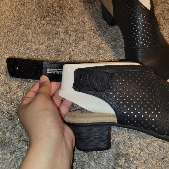 New without box EARTH origins wedge sandals - Picture 3 of 5